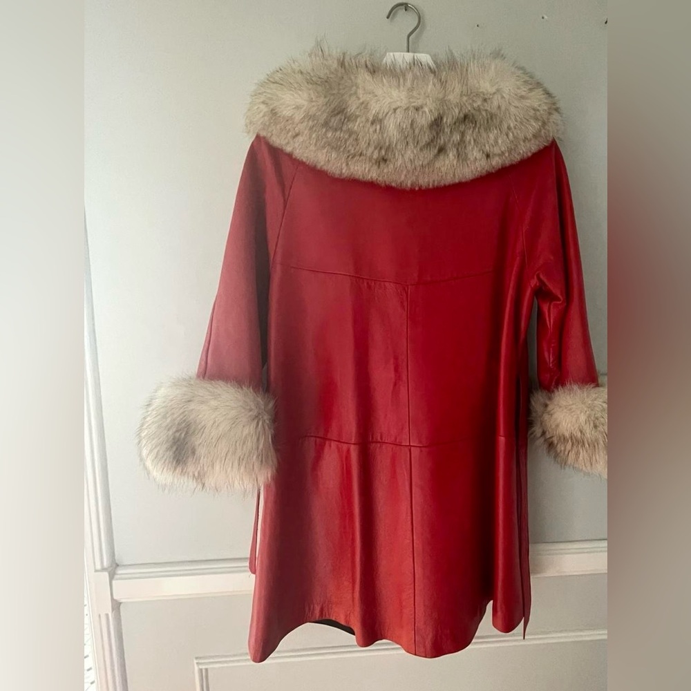 🍒 SOLD 🍒 VINTAGE • cherry red leather trench coat w cream fur collar and cuffs - Picture 4 of 15